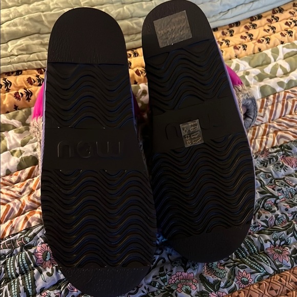 MOU Purple and Pink Shearling Moccasins, NWOB, size 9-10 (read desc) - Picture 6 of 11